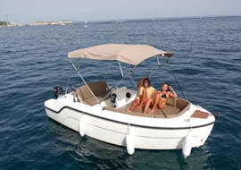 Dos amigas disfrutando de un Alquiler de barco en Pollença (hasta 7 personas) con Nautical Experience Pollença.