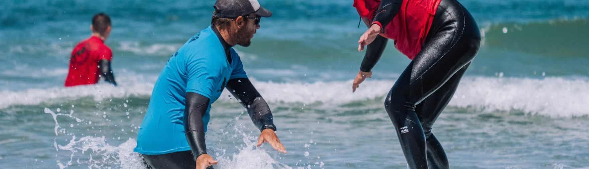 Iemand die de surflessen vanaf 7 jaar in Lagos volgt die georganiseerd zijn door Algarve Watersports.