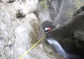 Persoon die afdaalt in een stijle waterval tijdens Canyoning in de Deos Canyon met Active Nature Epirus.