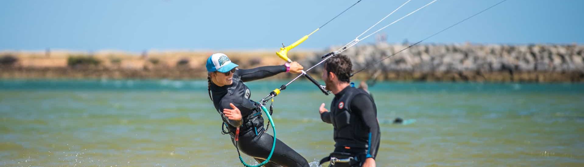 Een instructeur die lesgeeft tijdens de Semi Privélessen Kitesurfen die worden georganiseerd door Algarve Watersports.