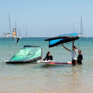 Mensen die deelnemen aan de lessen wingfoilen die worden georganiseerd door Algarve Watersports.