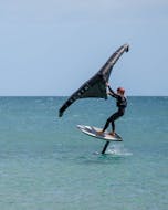 A person during the semi private wingfoiling lessons organized by Algarve Watersports.