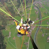 Eine Person während Ihres Fluges mit Tandem Paragliding vom Penken im Zillertal mit Flugtaxi Mayrhofen.
