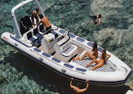 Alquiler de barco en las bonitas aguas cristalinas de Cala Figuera (hasta 12 personas) con licencia con Redstar Tours Mallorca.