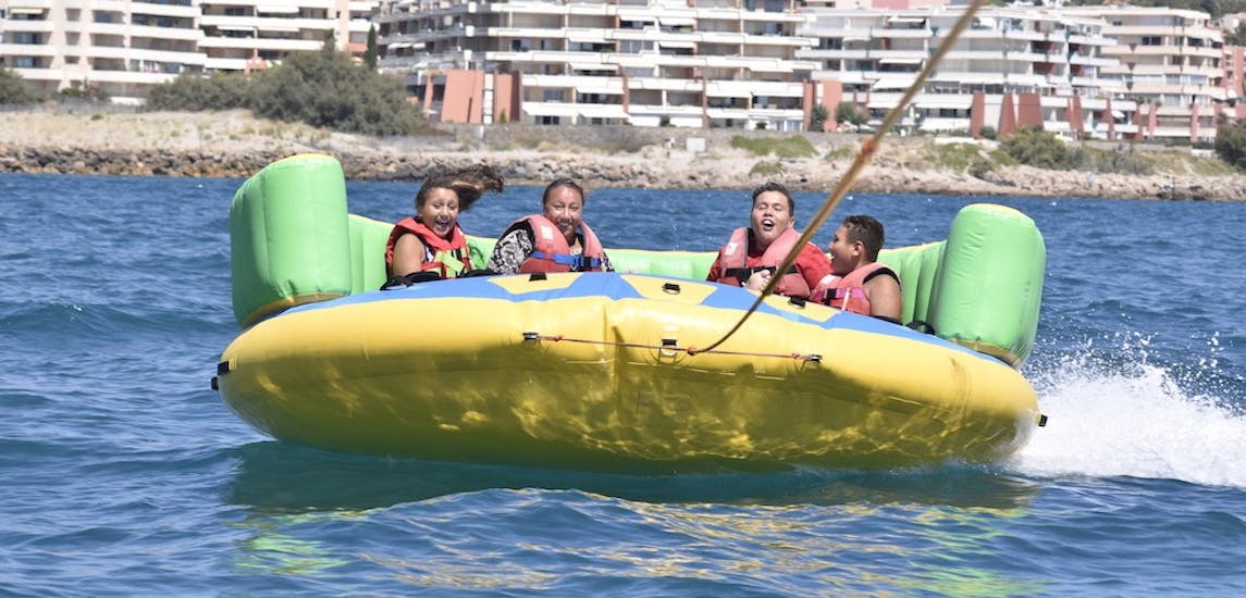 Un groupe d'amis se laisse tirer par le bateau à travers la mer lors d'une sortie Flyfish à Sète organisée par Cap caraïbes.