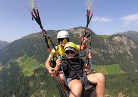 Ein Kind während seines Fluges mit Tandem Paragliding vom Penken in Zillertal - Thermik Flug mit Flugtaxi Mayrhofen.