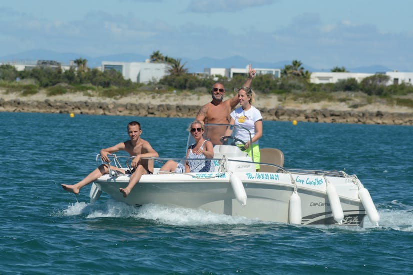 4 people on a Boat during a boat rental at Sète (up to 5 people) from Cap Caraibes Sète.