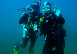 Underwater image of two divers posing for the camera during guided dives in Albufeira for certified Divers from Indigo Divers Albufeira.