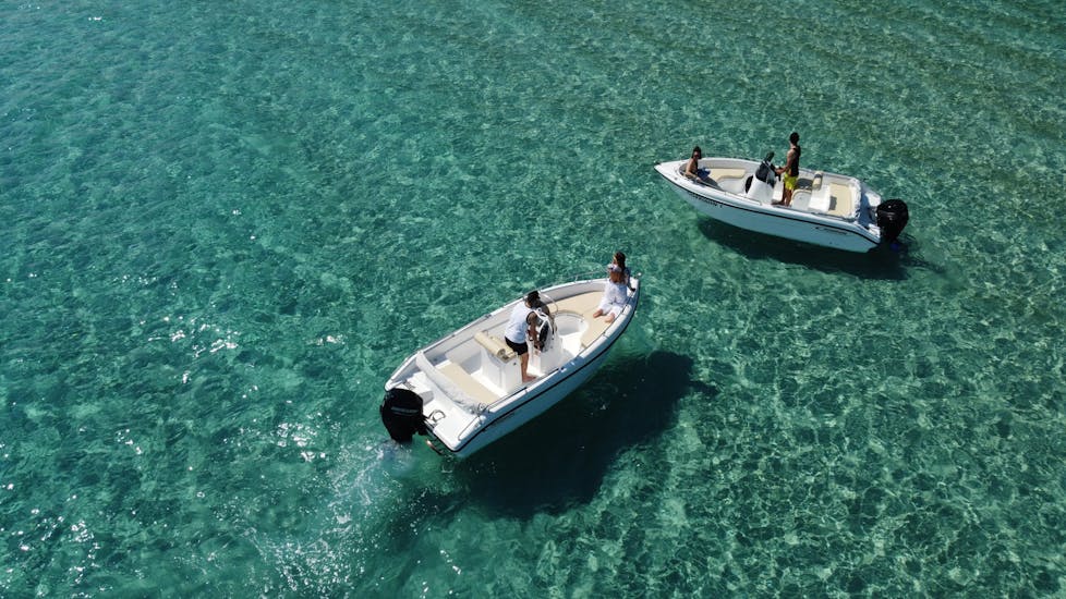 Boten in helder en blauw water tijdens Bootverhuur in Nea Fokea (tot 5 personen) zonder Vaarbewijs van Poseidon Rent a Boat Halkidiki..