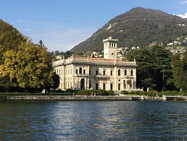 Giro turistico del Lago di Como in barca privata con aperitivo.