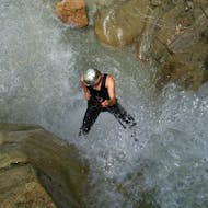 Ein Teilnehmer beim Abseilen beim Canyoning in der Papapidima-Schlucht in Tzoumerka mit Via Natura Rafting Tzoumerka.