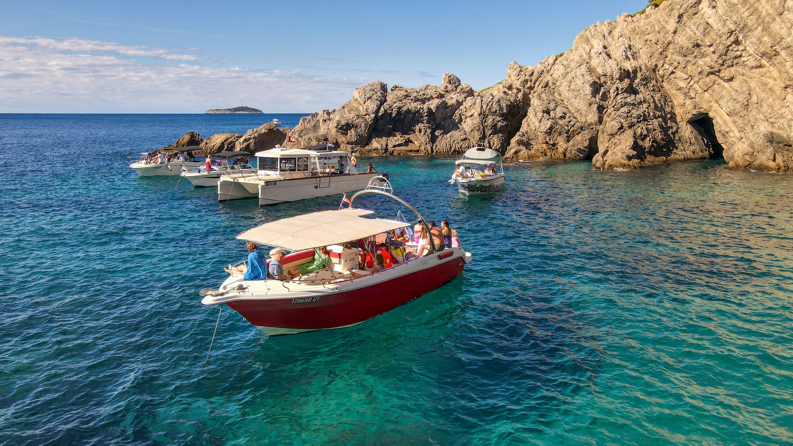 Hier ist eines der Boote, das für die Tour mit Karuzo Boat Tours Dubrovnik genutzt wird.