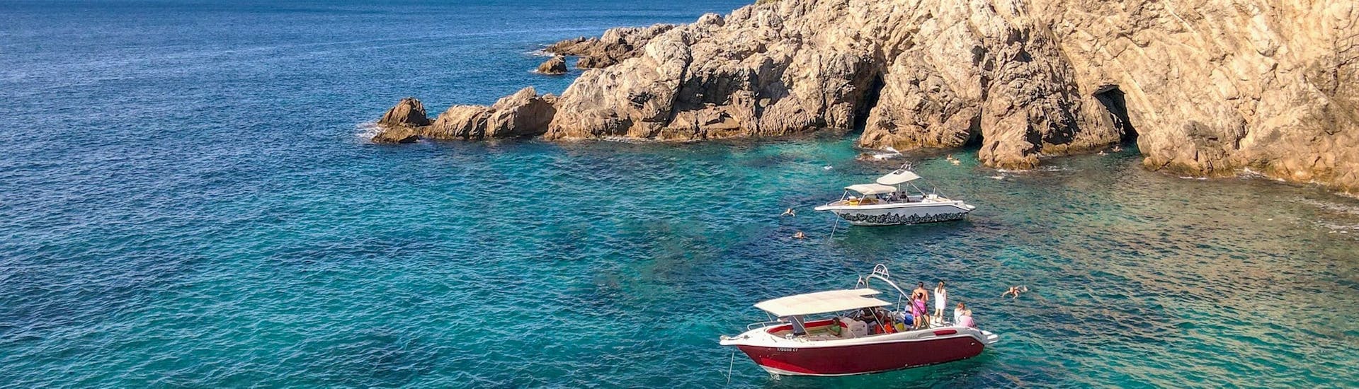 Hier sind die Boote, die Karuzo Boat Tours für ihre Tour um Dubrovnik verwenden.