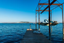 Vue de la lagune depuis un port pendant l'excursion en bateau dans la Lagune de Thau depuis Sète avec Cap Caraïbes Sète.