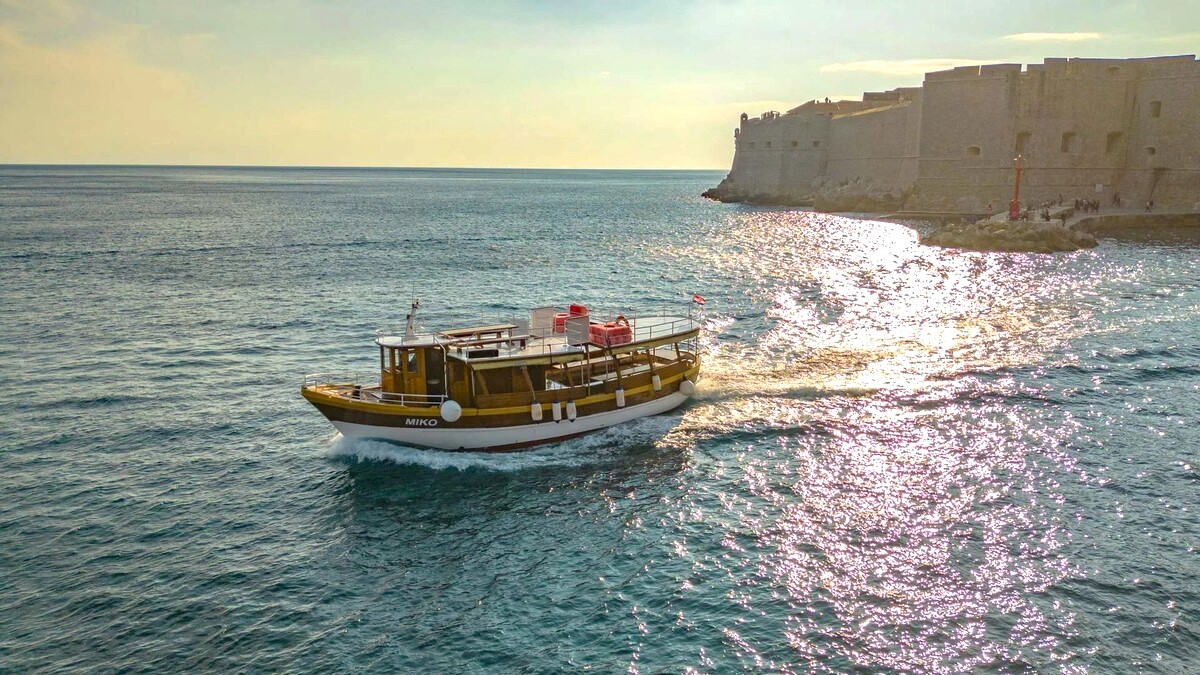 Gita in barca da Cavtat a Isola Koločep con bagno in mare con Karuzo Boat Tours Dubrovnik.