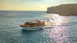 Hier ist das Boot, das Karuzo Boat Tours Dubrovnik für ihre Touren zu den Elaphiti-Inseln verwenden.