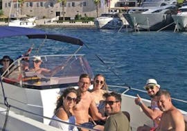 Gita in barca a Maslinica Bay  e bagno in mare con Eos Travel Agency Trogir.