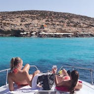 Zwei Frauen auf dem Boot während der Bootstour von Ċirkewwa - Santa Maria Caves mit Schwimmen mit Mitzi Tours Malta.
