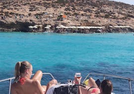 Zwei Frauen auf dem Boot während der Bootstour von Ċirkewwa - Santa Maria Caves mit Schwimmen mit Mitzi Tours Malta.