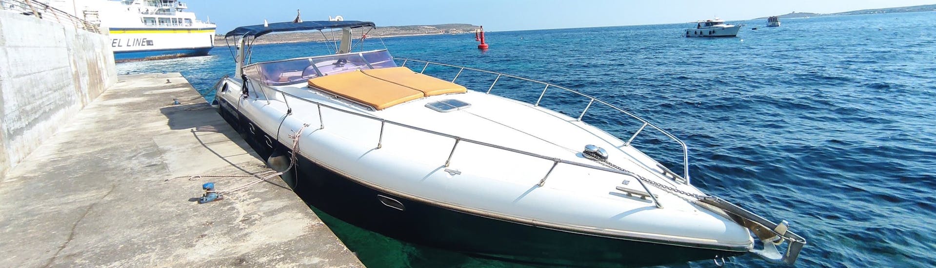 Das Boot, das während der Bootstour in Comino zur Blauen Lagune mit Schwimmstopp verwendet wird.