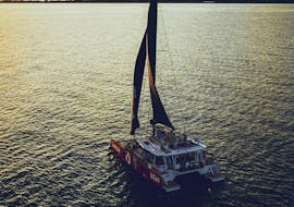 Le bateau en mer pendant la Balade en catamaran dans le golfe d'Aigues-Mortes au coucher du soleil avec Catamaran Lucile La Grande-Motte.