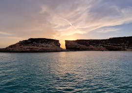 Gita in barca al tramonto alla laguna blu con bagno con Mitzi Tours Malta.