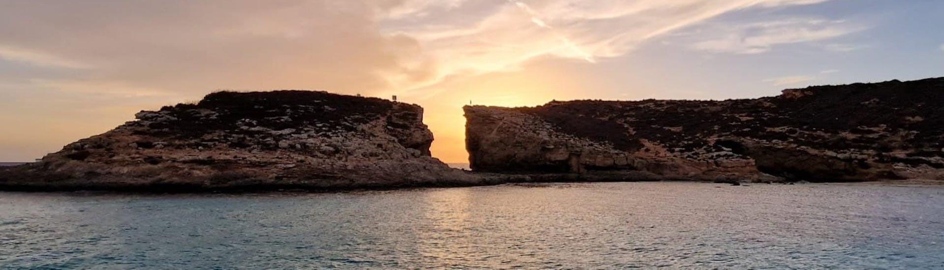 Der Sonnenuntergang während der Bootstour bei Sonnenuntergang zur Blauen Lagune mit Schwimmstopp benutzt wird.