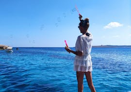 Eine Frau die Seifenblasen macht während ihrer Private Bootstour in Comino mit Schnorcheln mit Mitzi Tours Malta.