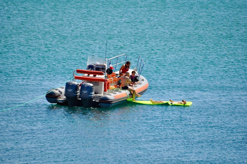 Homme se détendant au soleil durant sa Balade en bateau semi-rigide depuis Le Cap d'Agde avec vin et baignade avec Cap Liberté 34 Cap d'Agde.
