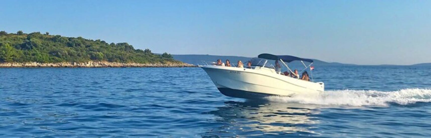 Gita privata in barca alla Laguna Blu da Trogir.