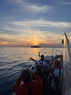 Personnes appréciant leur Balade en bateau au coucher de soleil depuis Le Cap d'Agde avec vin avec Cap Liberté 34 Cap d'Agde.