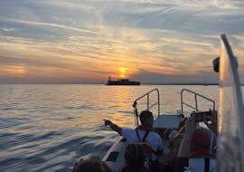 Personnes appréciant leur Balade en bateau au coucher de soleil depuis Le Cap d'Agde avec vin avec Cap Liberté 34 Cap d'Agde.