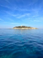 Foto del mare e di un'isola in pieno giorno durante una gita in barca da Saint-Cyr-Sur-Mer alle Calanques con Cap Sud Horizon Saint-Cyr-sur-Mer.