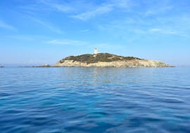 Photo of the sea and an island in daylight during a Boat Trip from Saint-Cyr-Sur-Mer to the Calanques with Swimming Stop from Cap Sud Horizon Saint-Cyr-sur-Mer.