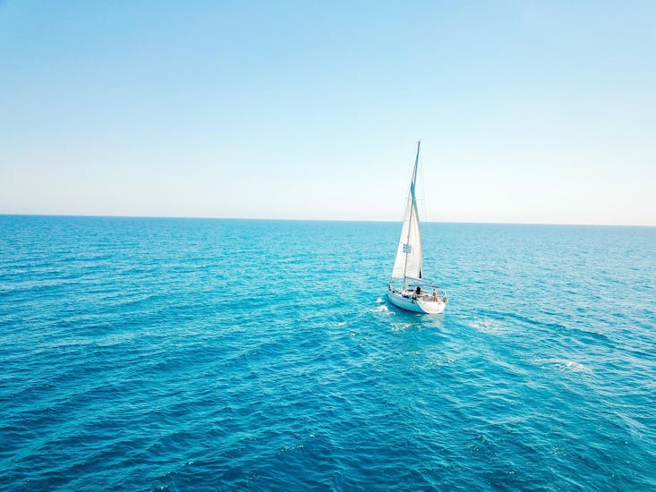 Ein Boot segelt zu seinem nächsten Ziel während der Privaten Bootstour von Malia nach Stalis & Chersonissos mit Mittagessen organisiert von Malia Yachting.
