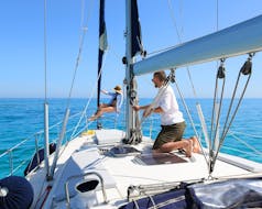 Zwei Personen genießen die Aussicht während der Privaten Bootstour von Malia nach Stalis & Chersonissos mit Mittagessen organisiert von Malia Yachting.
