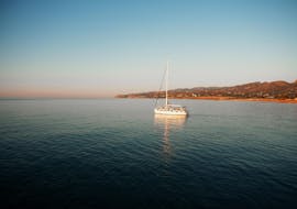 Ein Boot segelt zu seinem nächsten Ziel während der Sonnenuntergangs-Bootstour nach Stalis & Hersonisos mit Abendessen und Badestopps organisiert von Malia Yachting.
