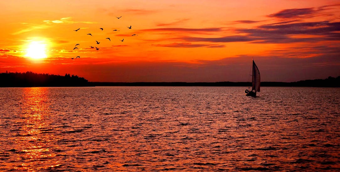 Ein Boot segelt an der untergehenden Sonne vorbei während der Privaten Sonnenuntergangs-Bootstour von Malia nach Stalis & Hersonisos mit Abendessen organisiert von Malia Yachting.