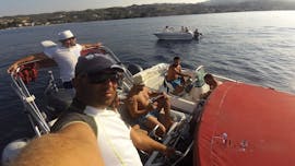 Een man die een selfie maakt tijdens de Bootverhuur in Halkidiki (tot 9 personen) met Vaarbewijs met Blue Secret Boats Halkidiki.