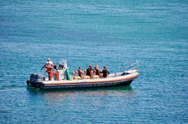 Groupe de personnes durant leur Balade privée en bateau - Plage De La Conque avec Baignade & Visites touristiques avec Cap Liberté 34 Cap d'Agde.