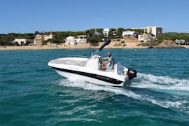 Boat Rental in Palamós in a sunny day without License (up to 4 people) from Palamós Boats.