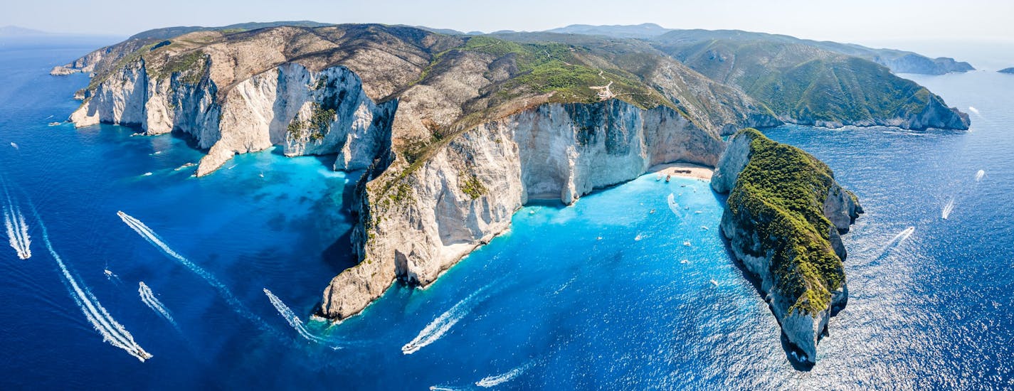 Paseo en barco privado de Zakynthos (Zacinto) a Cuevas Azules Zakynthos con baño en el mar & visita guiada.
