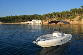 Barco blanco en aguas tranquilas y azules Alquiler en Palamós sin Licencia (hasta 5 personas) de Palamós Boats.