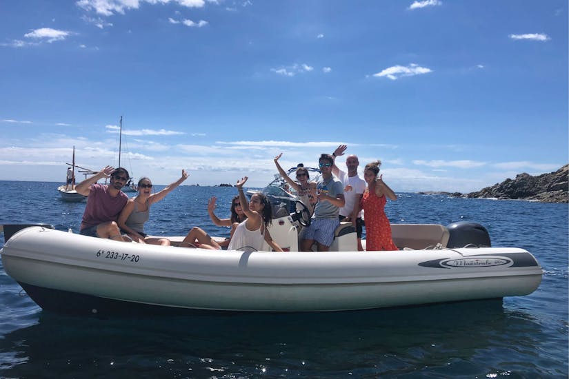 Alquiler de Barcos un grupo de personas disfrutando del día soleado en Palamós con Licencia (hasta 8 personas) de Palamós Boats.