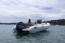 Alquiler de Barco con una chica en i disfrutando del día soleado en Palamós con Licencia (hasta 8 personas) de Palamós Boats.