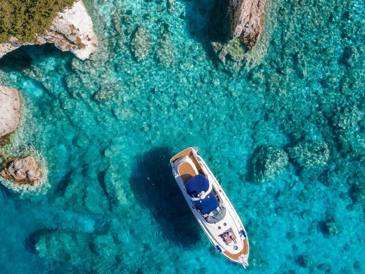 Paseo en barco privado de Zakynthos (Zacinto) a Playa de Navagio con baño en el mar & visita guiada.