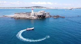 Bateau près du Fort de Brescou durant Balade en bateau semi-rigide depuis Le Cap d'Agde avec Vin avec Cap Liberté 34 Cap d'Agde.