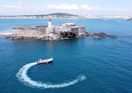 Bateau près du Fort de Brescou durant Balade en bateau semi-rigide depuis Le Cap d'Agde avec Vin avec Cap Liberté 34 Cap d'Agde.