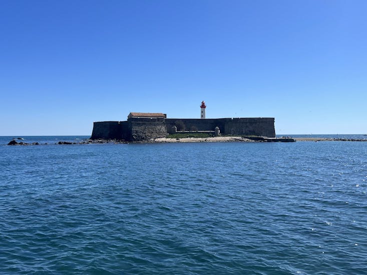 Magnifique vue du Fort de Brescou durant la Balade en bateau semi-rigide depuis Le Cap d'Agde avec Vin avec Cap Liberté 34.