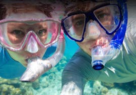 Twee mensen met hun masker en snorkel op tijdens de Snorkeltrip in Halkidiki met Triton Scuba Club Halkidiki.